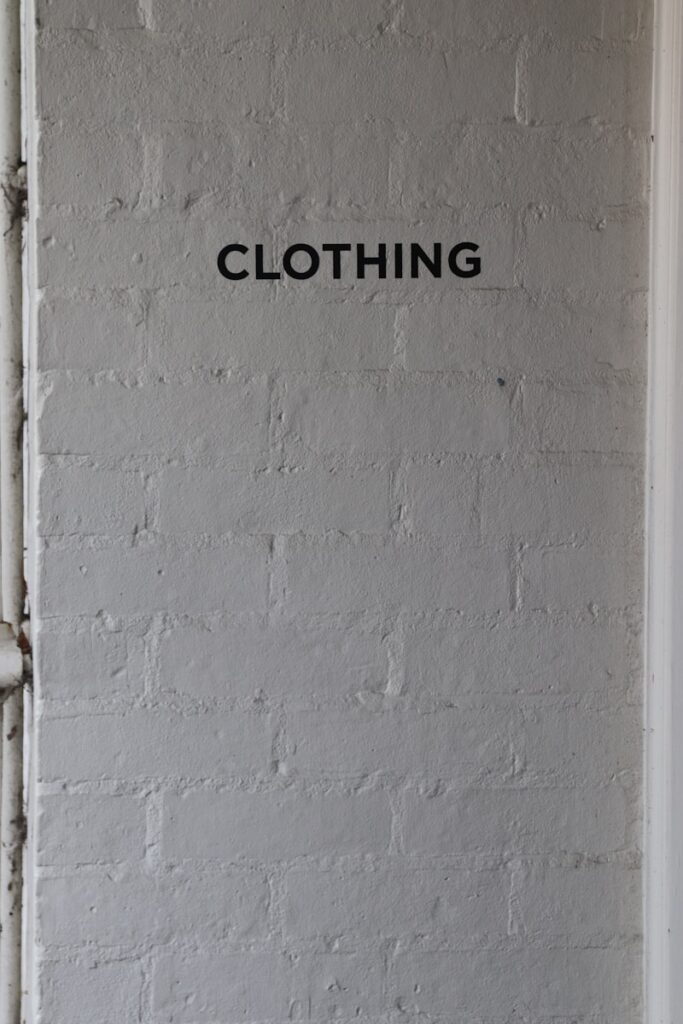 The word "clothing" is on a wall.